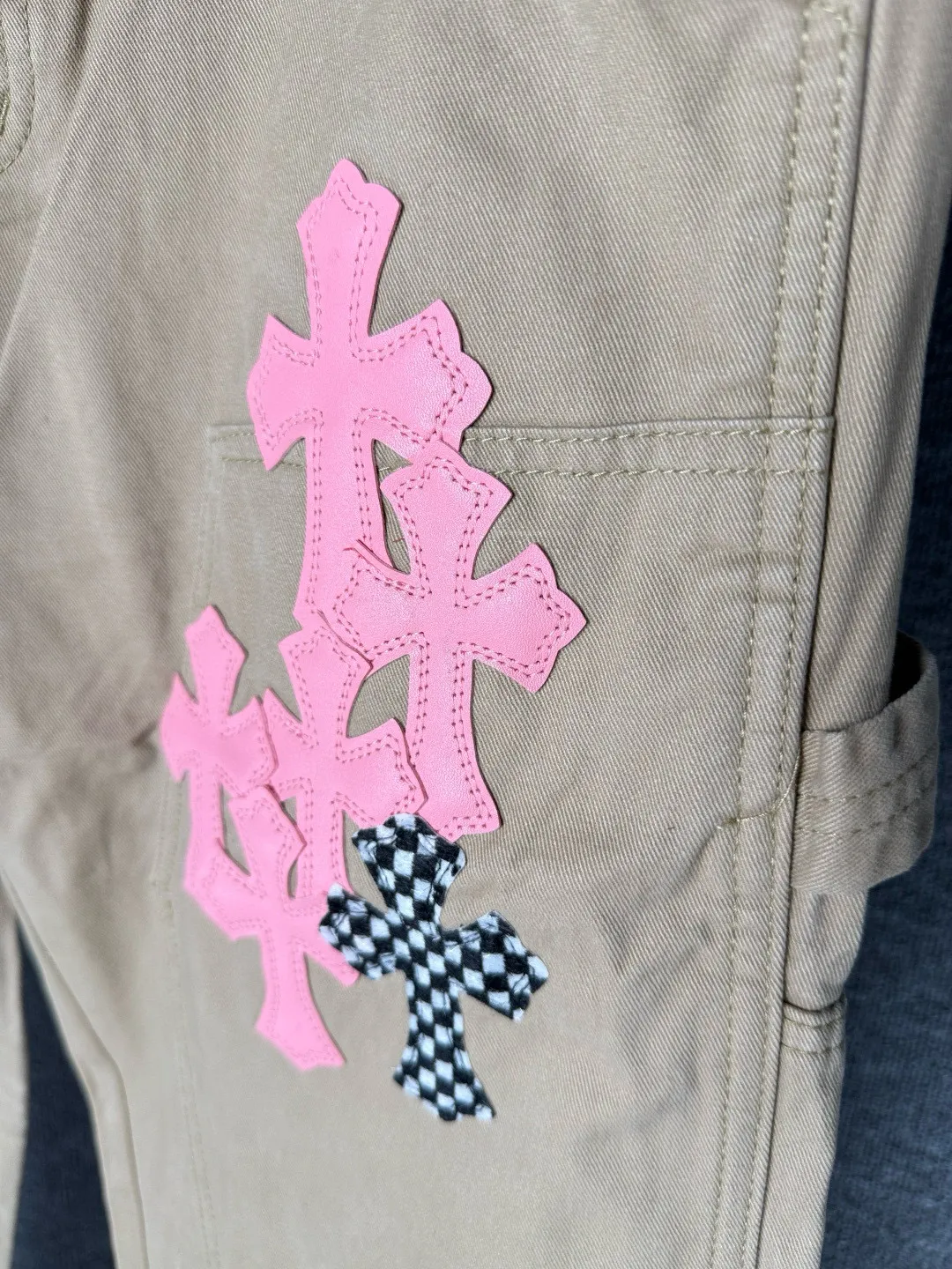 P270 💰 (Top version) Chrome Hearts cherry blossom pink leather logging spliced ​​washed jeans, truly restores the ultimate vintage texture, three-dimensional version, loose and comfortable, not picky about the figure, taller and slimmer, factory precision, original quality control, same style for men and women, can be matched with couples, versatile recommendation, must-have jeans for all seasons, fashionable people have been disappointed. From the quality selection of fabrics, the tailoring of details, and the matching of patterns, they are all impeccable! The upper body is so handsome when worn...it can be easily worn by men, women and children! The craftsmanship is made of heavy-duty washed pure cotton denim fabric. After washing, it is soft and thick and looks very stylish when worn. Color: Khaki Size: 28-30-32-34 (corresponds to S-M-L-XL)